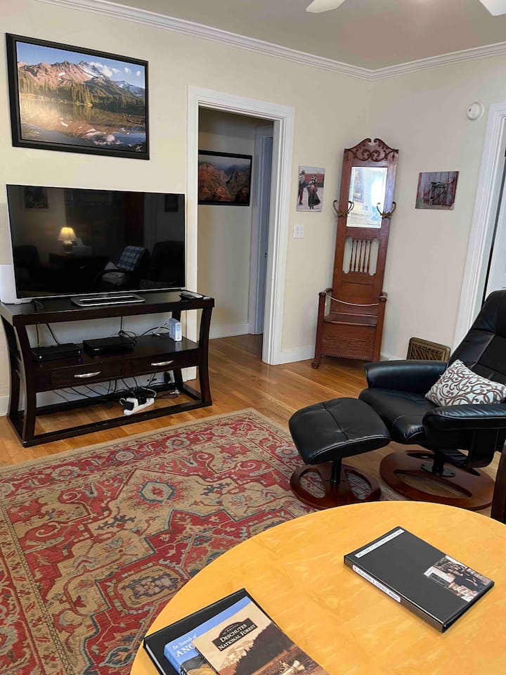 客厅可俯瞰后面的卧室和卫生间走廊