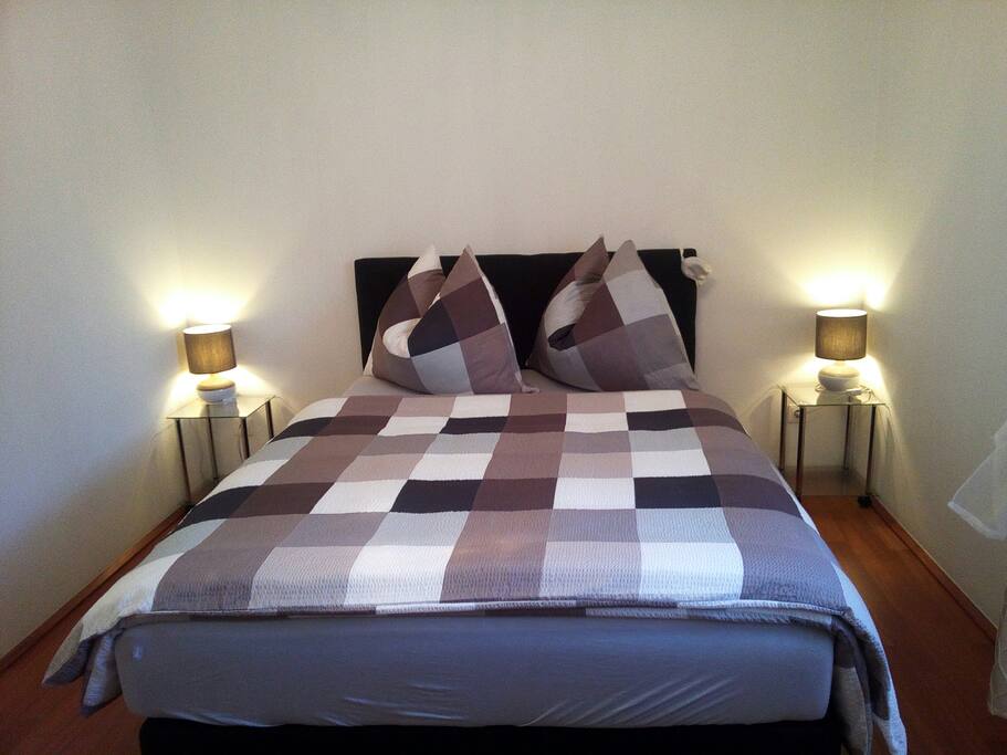 Boxspringbett 140cm breit
200cm lang