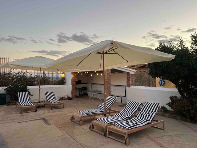 Casa con piscina y vistas al mar gallery image 5