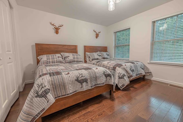 Marafiki wa chumba cha kulala cha Msitu kilicho na vitanda 2 kamili