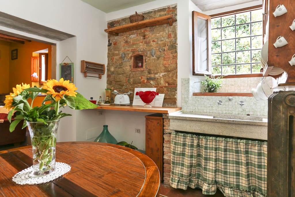 Stone sink under the window
Lavello in pietra sotto la finestra