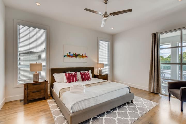 Large Master Bedroom with En Suite Bath (King sized bed)