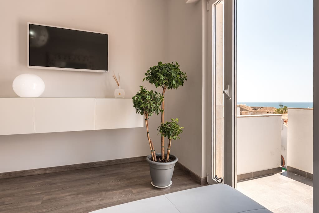 Strong WIFI connexion, large flat screen cable TV with over 100 channels and balcony
