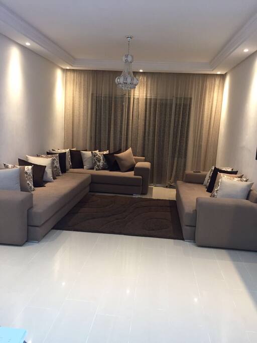 Un grand salon confortable et tout neuf