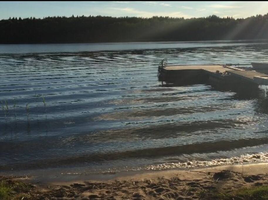 Egen sandstrand några steg från huset!
