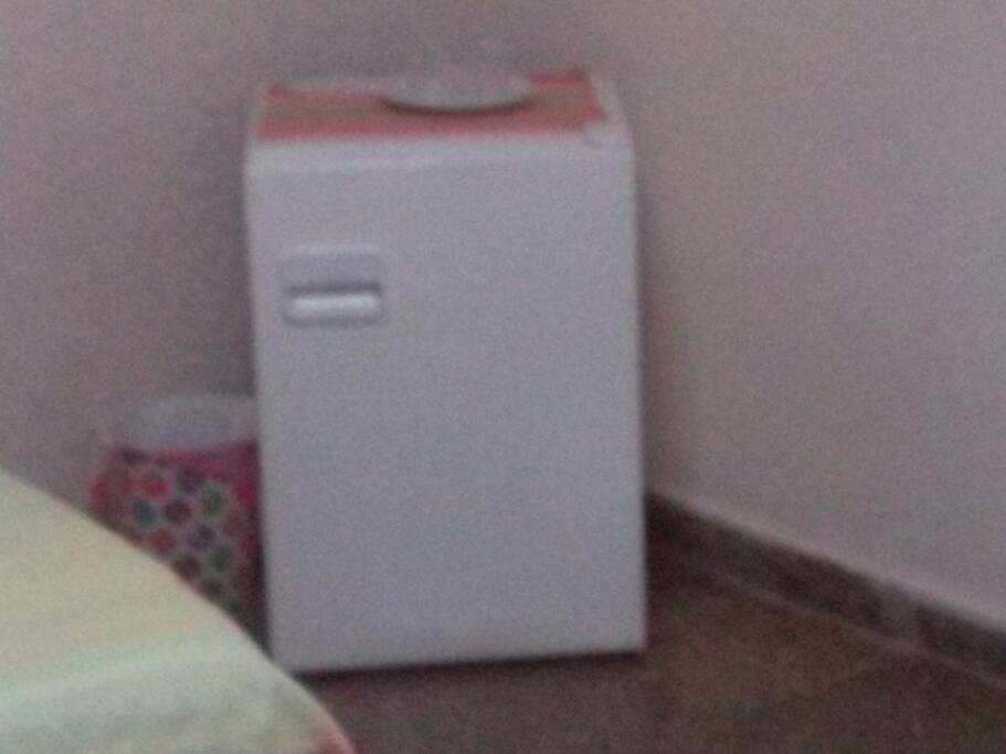 nevera en la habitación