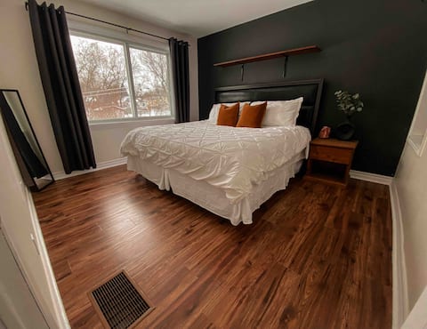 La Belle Airbnb: Smart TV | 6 guests | Crib | AC