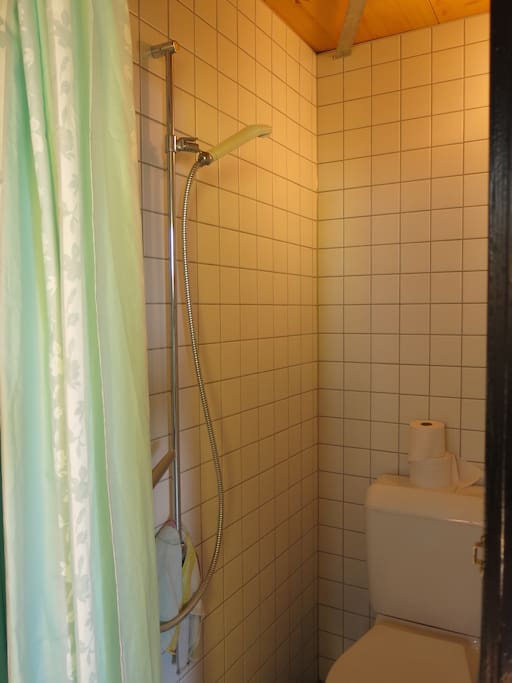 WC mit Dusche im Zimmer