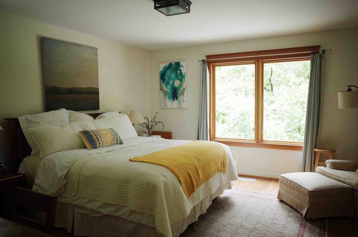 Private Guest Suite Nestled in Wooded Area