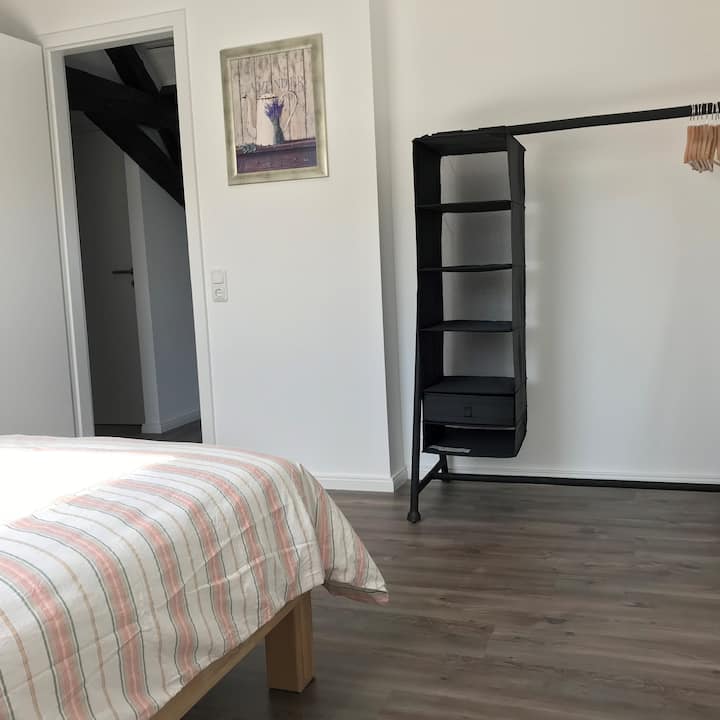 夹层2间卧室，每间卧室配有140厘米宽的床