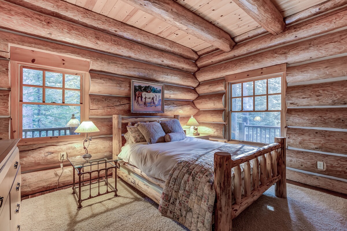 The other downstairs bedrooms offers a cozy queen bed. 