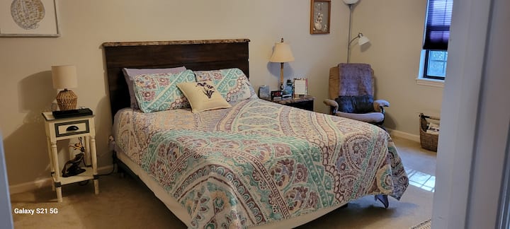 主卧配备标准双人床。 透过窗户放松的阅读区。 套内卫生间设有隐私。