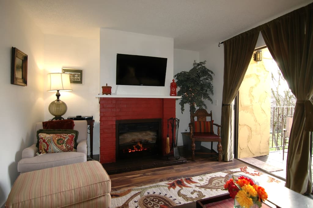 Cozy Gas Fireplace & Flat Screen T.V with Roku