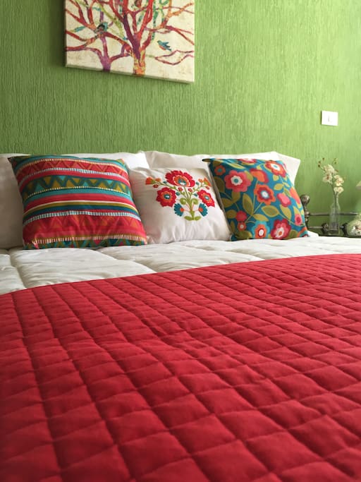 Edredón, 4 almohadas y tres cojines decorativos