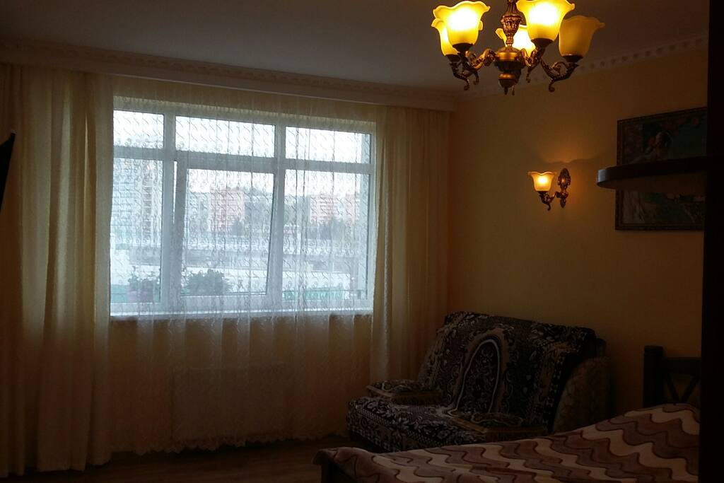 Диван раскладной. Кровать деревянная с ортопедическим матрацом.