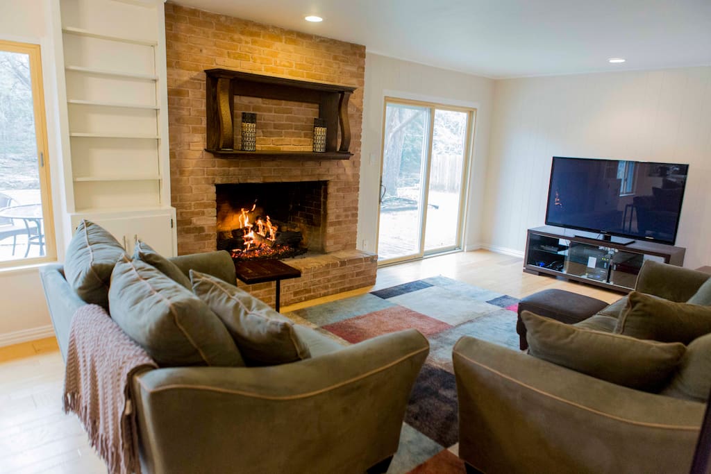 Open kitchen/living room with fireplace, 60 in plasma TV
