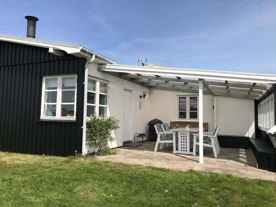 Overdækket terrasse med sol hele dagen.