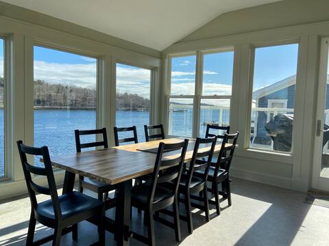 Lovely oceanfront home w/4 BR + stunning views
