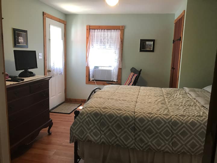 Izlaz za hitne slučajeve u spavaćoj sobi koji vodi do terase i plinskog roštilja.