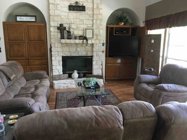 Encino Viejo (Old Oak)-Ranch Style Home on 5 Acres gallery image 4