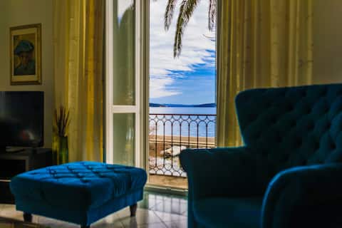 Top performing Airbnb: Seafront Villa Obrov in Kaštel Lukšić