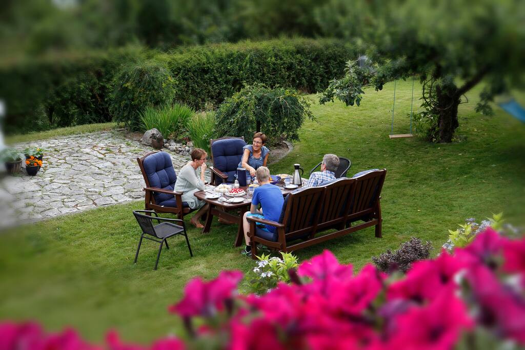 Sommerdag i hagen. Fredfullt og frodig sted som kan benyttes av våre gjester etter nærmere avtale.
Summer day in the garden. Peaceful and flourishing spot that may be used by guests after closer agreement.