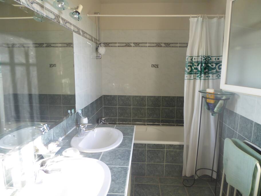 Salle de bain (double vasque et baignoire)
