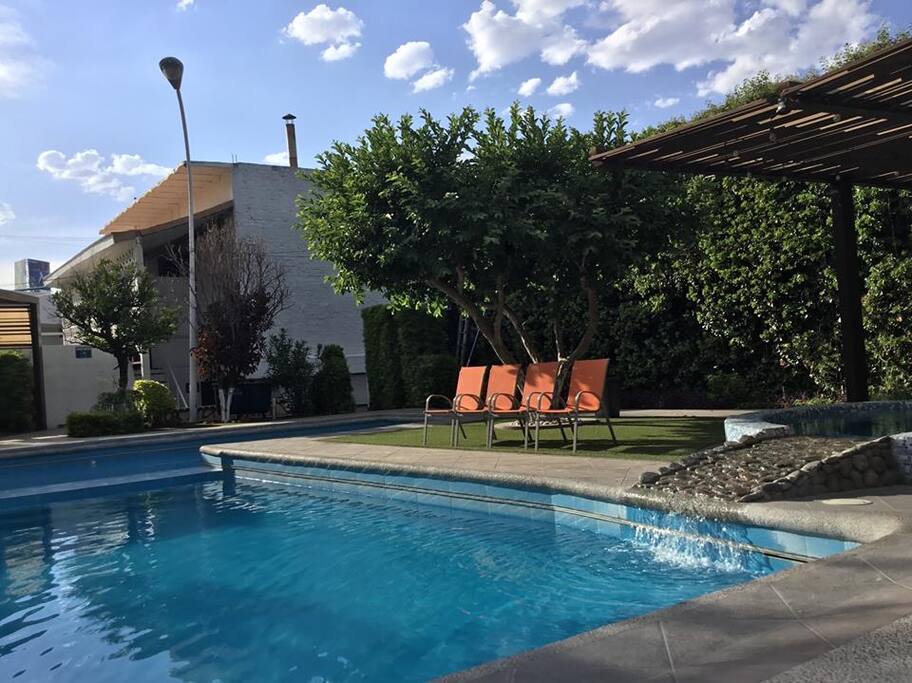 ALBERCA Y JARDINES