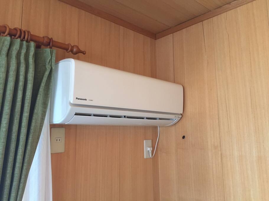 There is equipped with air conditioner for the room.
2Fベッドルーム用のエアコンを完備しています。
