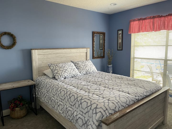 Malkia ukubwa chumba cha kulala juu ya kuangalia wasaa nje decking