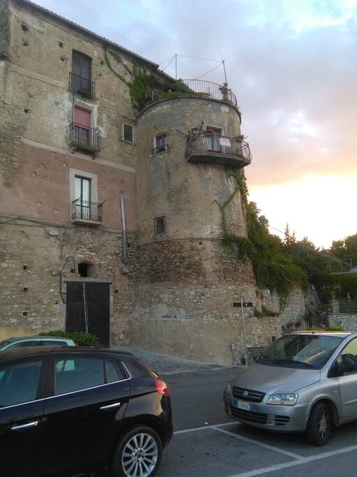 torre con parcheggio sottostante