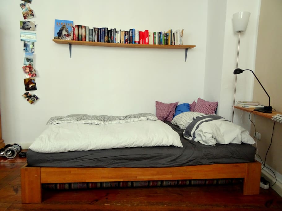 Das 140cm breite Bett lässt einen gut schlafen