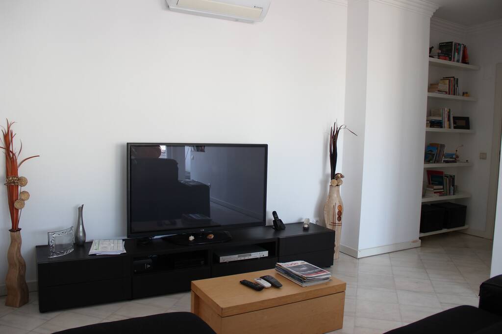 Sala com tv por cabo e internet wi-fi