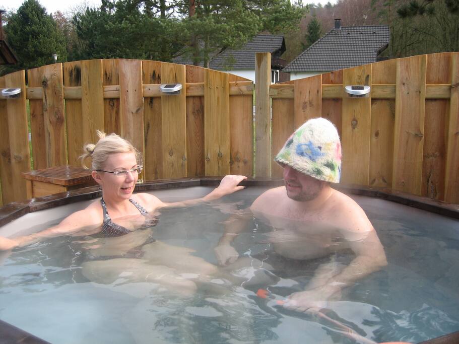 Beheizbarer Pool ( Finnische-Badetonne) für bis zu 6 Personen.