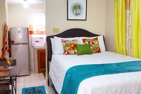 The Palms-studio apt.-Pool,A/c, Netflix, WiFi,Gym