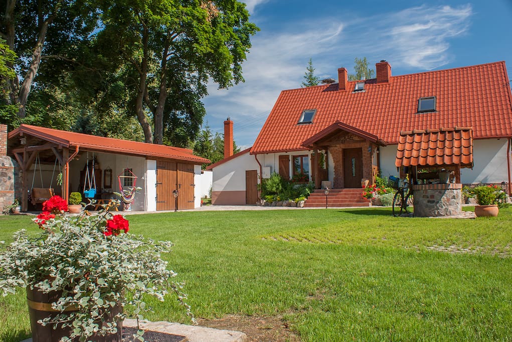 Dom, garaż i wiata z grillem murowanym