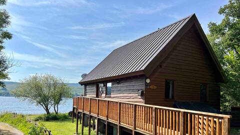Lochside Log Cabin with Hot Tub