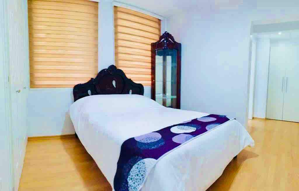 Ოთახი 2 აბაზანა-ტუალეტით და აბაზანით.