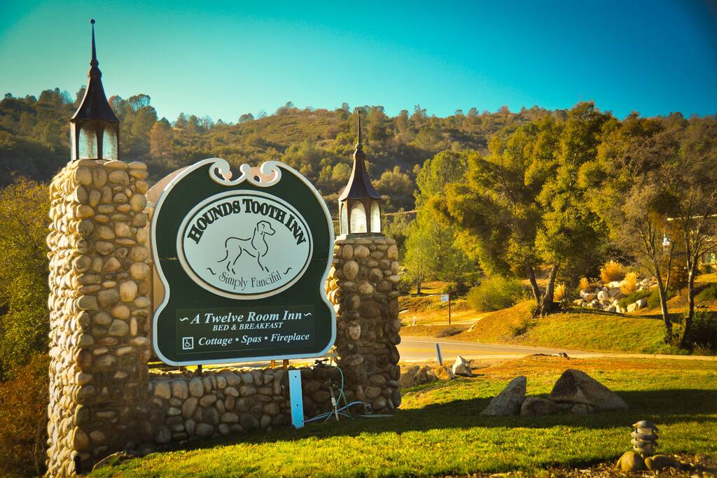 The Hounds Tooth Inn