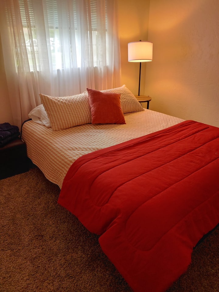 ห้องนอนกลางพร้อมทีวีโรคุและเตียงควีนไซส์