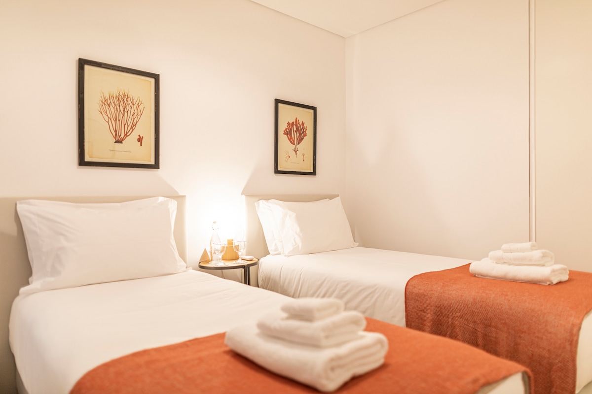 Chumba cha kulala cha Clover, pia katika ghorofa ya kwanza, chenye vitanda viwili vya mtu mmoja kila kimoja kikiwa na ukubwa wa mita 90mx2.00.
Vitanda hivi vinaweza kubadilishwa kuwa ukubwa wa king ukipima mita 1.80mx2.00