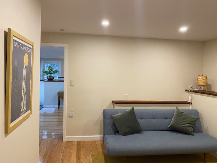 Cette chambre peut servir de bureau/salle à manger ou de chambre. 