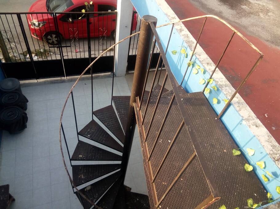 Escalera de acceso al departamento