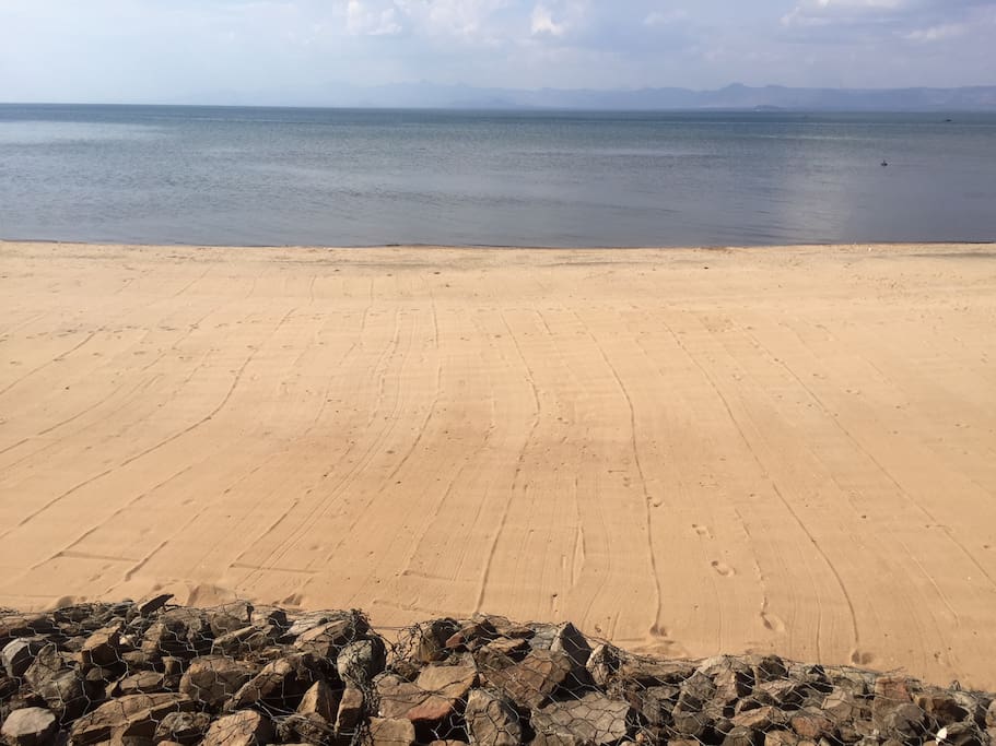 The beautiful private beach of Namiyasi Lake Cottage