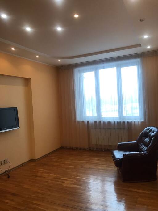 Main room with a sofa and 2 armchairs /Гостиная с диваном и 2-мя креслами