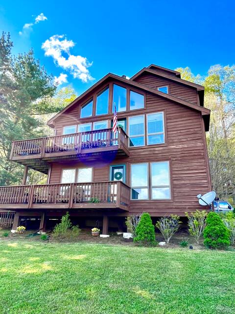 Spacious 4 BR house with mountain and valley views