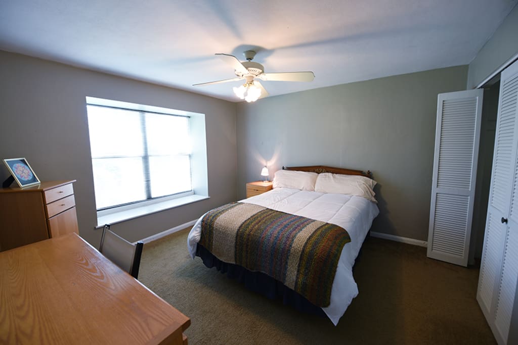 Bedroom has a desk