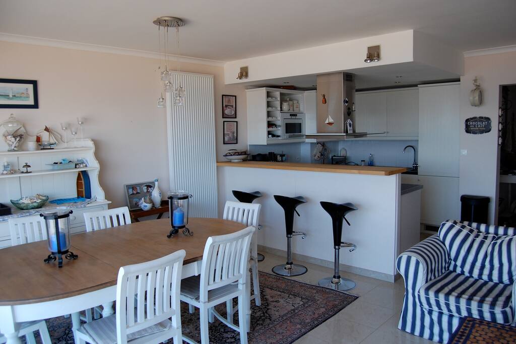 salle à manger et cuisine américaine