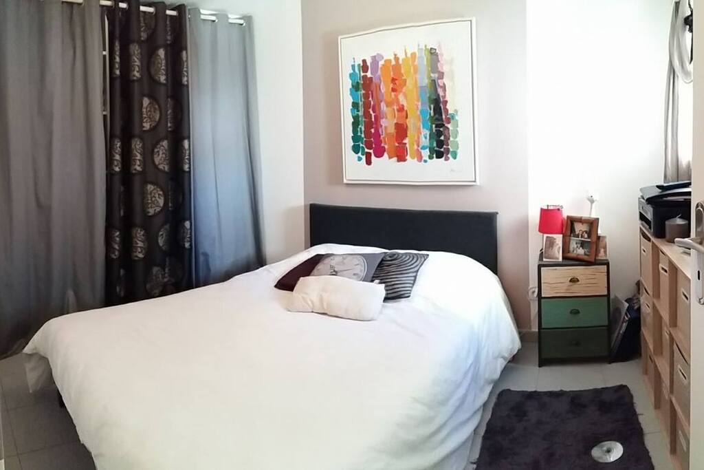 Chambre lit double, dressing, fenêtre.