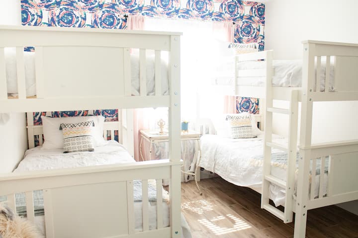 Chumba cha ghorofa kilicho na seti 2 za vitanda vya mapacha, stendi ya usiku, benchi na kabati kubwa